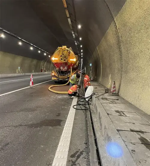 定日隧道排水渠清淤